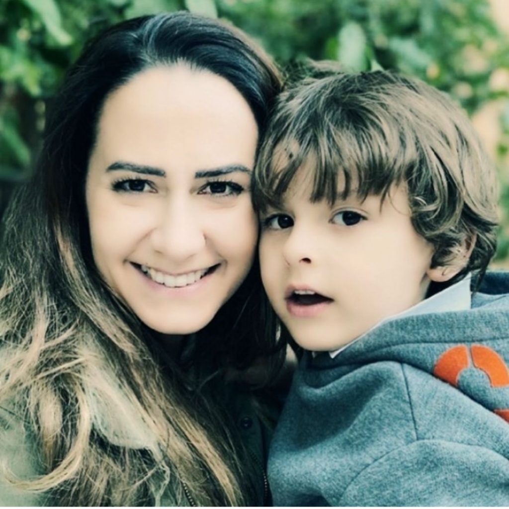 Peri ve eşi oğlu Kemal’e otizm tanısı konulduğunda Kemal 1,5 yaşındaydı. Kemal bugün 6,5 yaşında. ‘5 sene önce oğlumuza otizm tanısı konulduğunda hiçbir şey bilmiyorduk. Kim bize ne derse onu yapmaya başlıyorduk ancak süreçte çok şey öğrendik, çok yol aldık’ diyor…